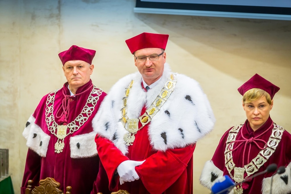 Inauguracja 2018/2019: Trzech profesorów w togach akademickich
