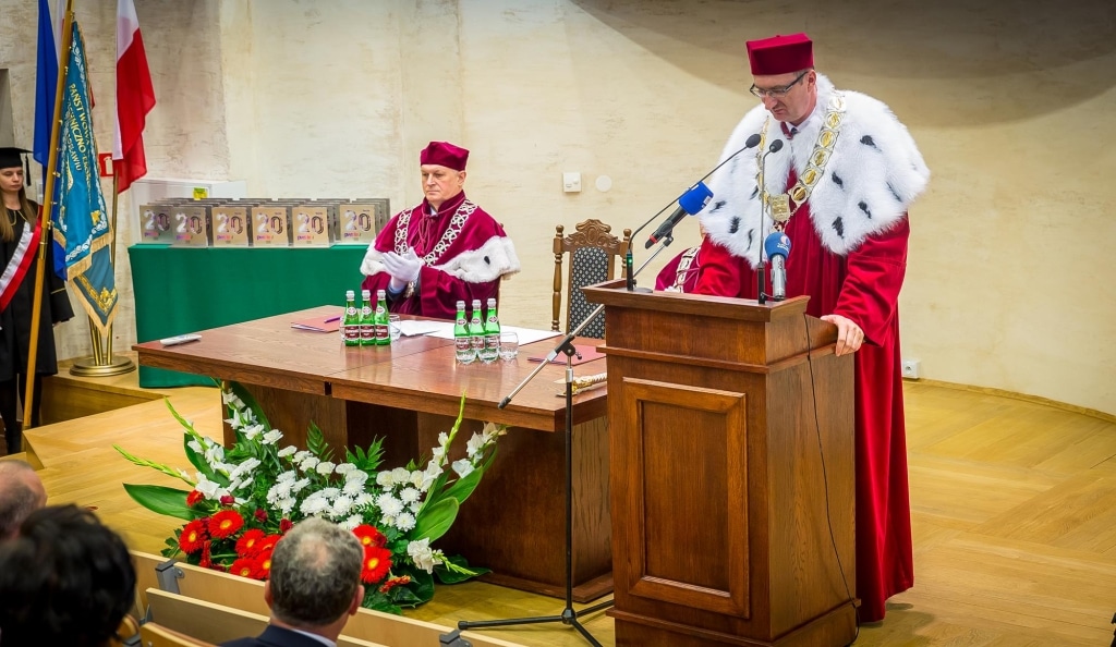 Inauguracja roku akademickiego 2018/2019: profesorowie w togach przy mównicy