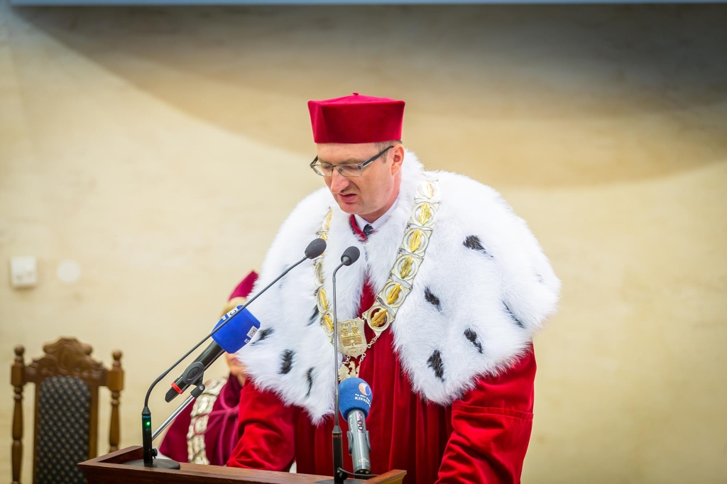 Rektor w todze i birecie podczas Inauguracji 2018/2019
