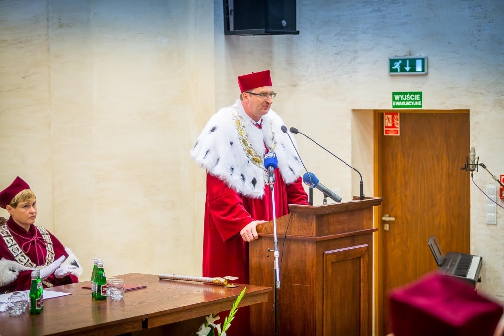 Rektor w todze podczas Inauguracji Roku Akademickiego 2018/2019