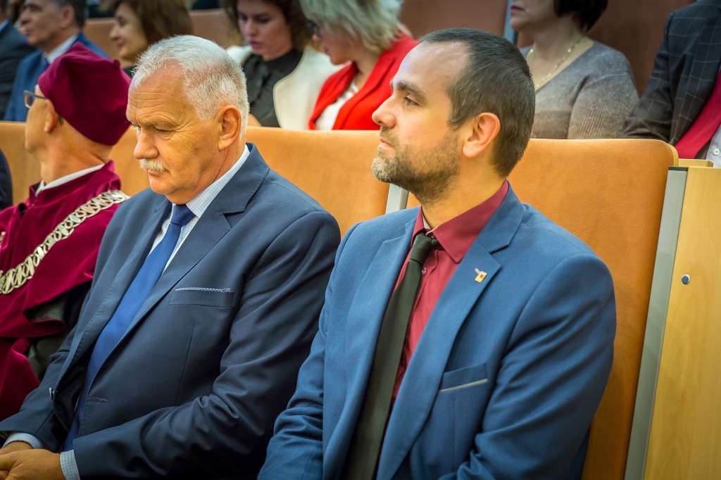 Mężczyźni w garniturach podczas Inauguracji 2018/2019