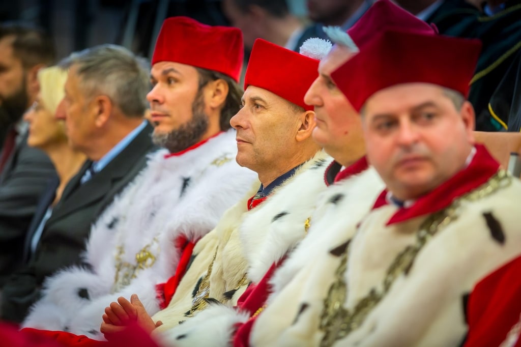 Uroczysta inauguracja roku akademickiego 2018/2019 z profesorami w togach.