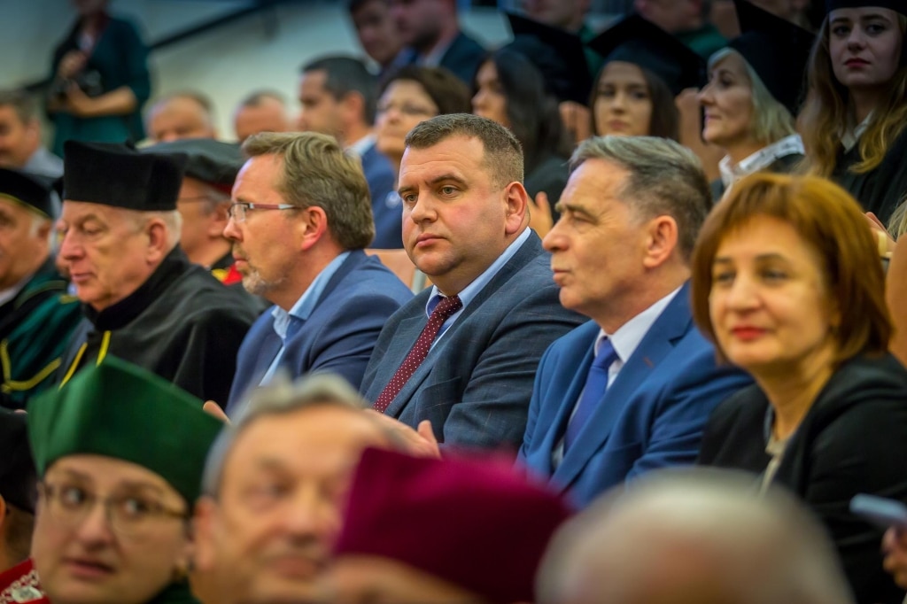 Uroczysta inauguracja roku akademickiego 2018/2019, zgromadzeni goście w togach.