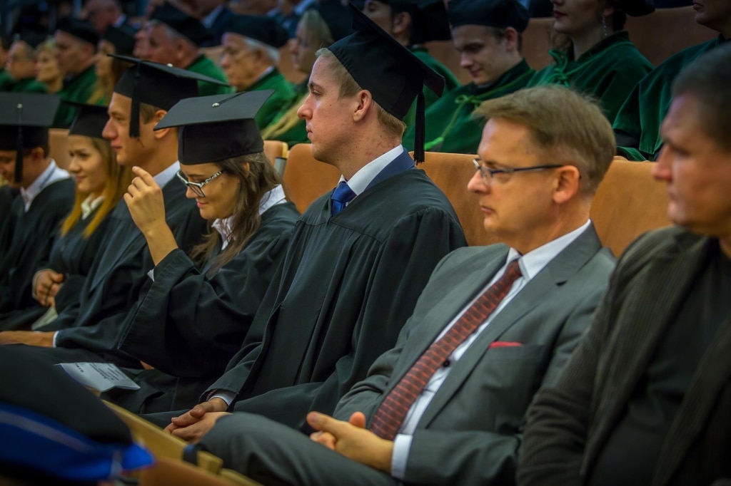 Uczestnicy inauguracji roku akademickiego 2018/2019 w togach.