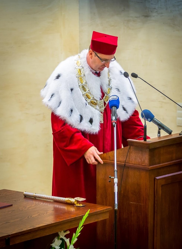 Profesor w todze i łańcuchu przemawia podczas Inauguracji 2018/2019.
