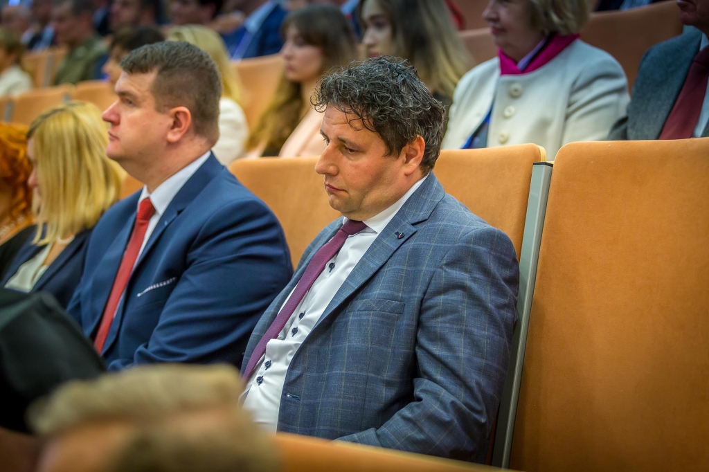 Uczestnicy Inauguracji 2018/2019 siedzą w sali.