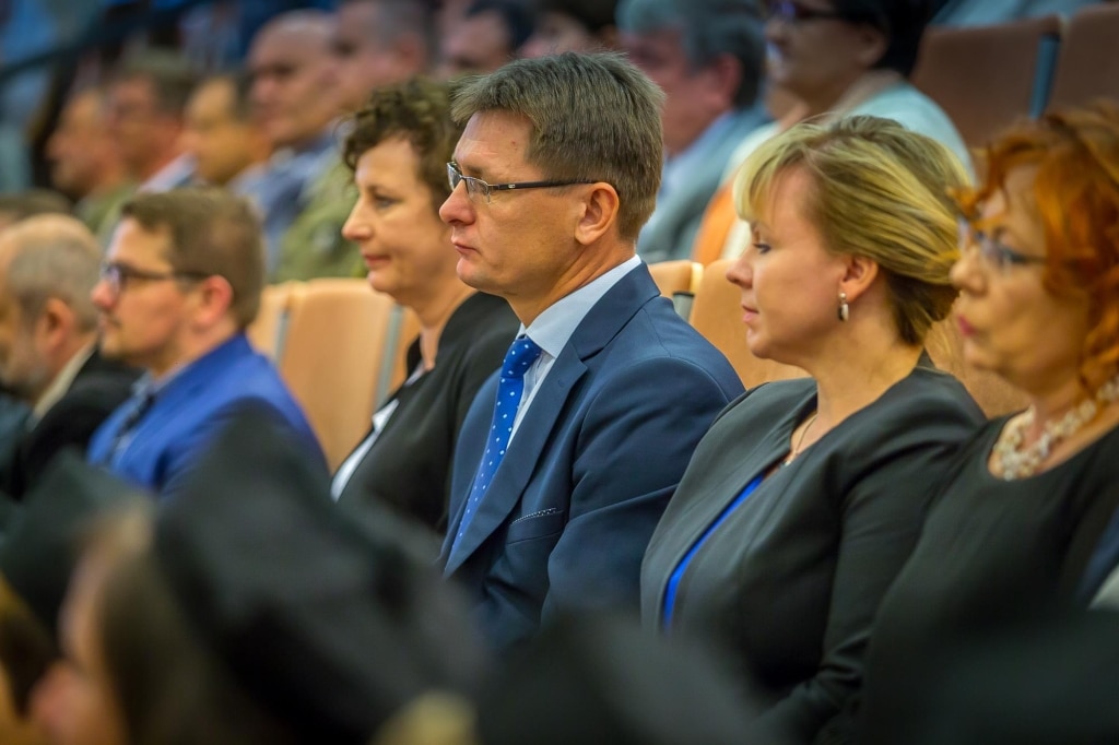 Inauguracja 2018/2019: Uczestnicy w eleganckich strojach siedzą podczas wydarzenia.
