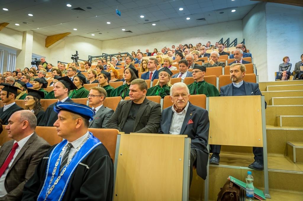Uroczysta inauguracja roku akademickiego 2018/2019 z udziałem profesorów i studentów.