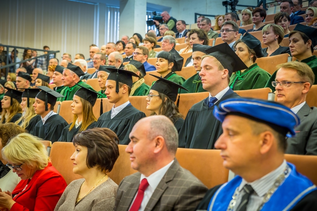 Uroczysta inauguracja roku akademickiego 2018/2019 z udziałem studentów i wykładowców.