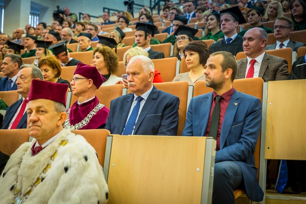 Uroczysta inauguracja roku akademickiego 2018/2019 z udziałem profesorów i studentów.