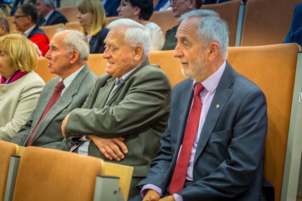 Uczestnicy Inauguracji 2018/2019 siedzą w sali.