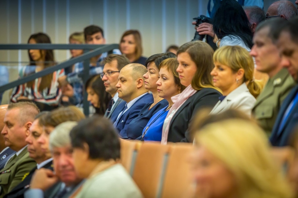 Uczestnicy Inauguracji Roku Akademickiego 2018/2019 siedzą w sali.