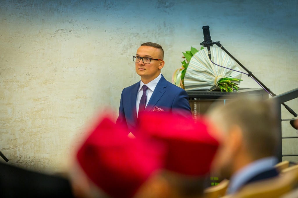 Mężczyzna w garniturze podczas Inauguracji 2018/2019