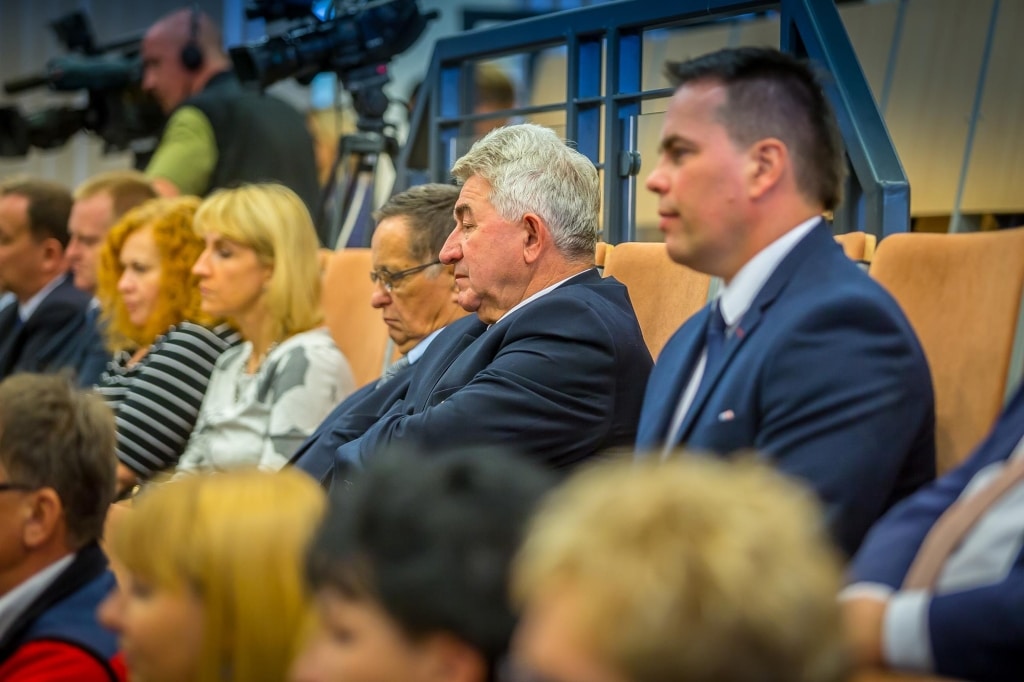 Uczestnicy inauguracji roku akademickiego 2018/2019 siedzą w sali.