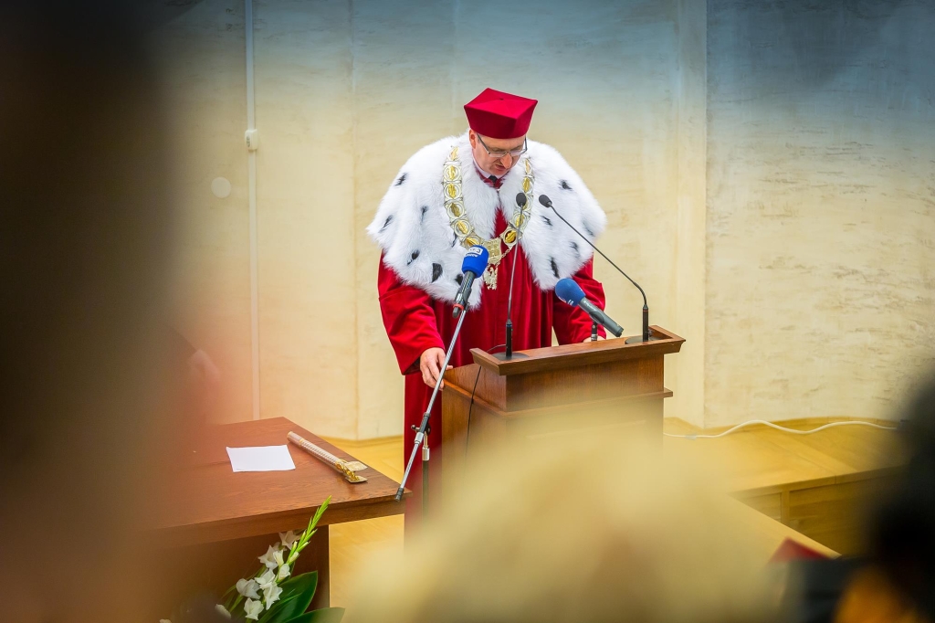 Profesor w todze i birecie podczas Inauguracji Roku Akademickiego 2018/2019