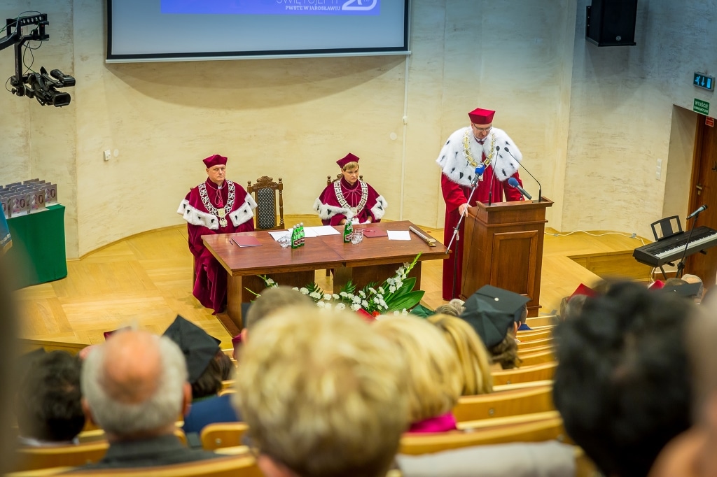 Inauguracja 2018/2019: Rektor i profesorowie w togach podczas uroczystości.