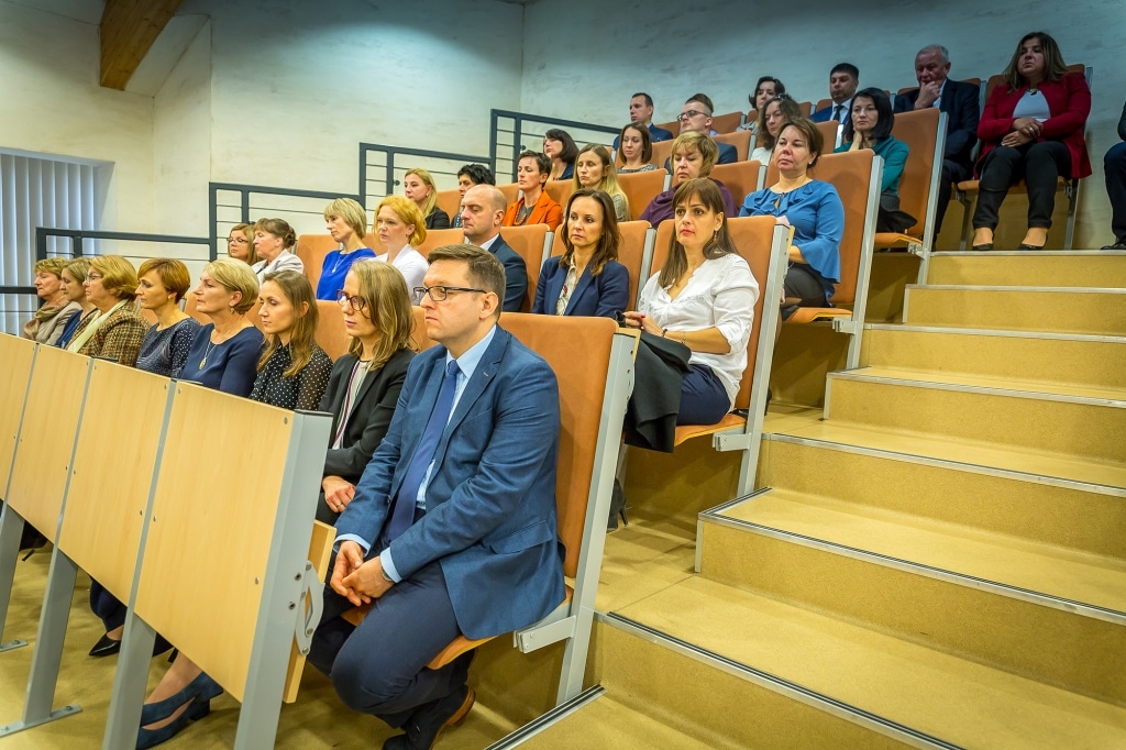 Inauguracja 2018/2019: Uczestnicy siedzą na widowni w sali wykładowej.