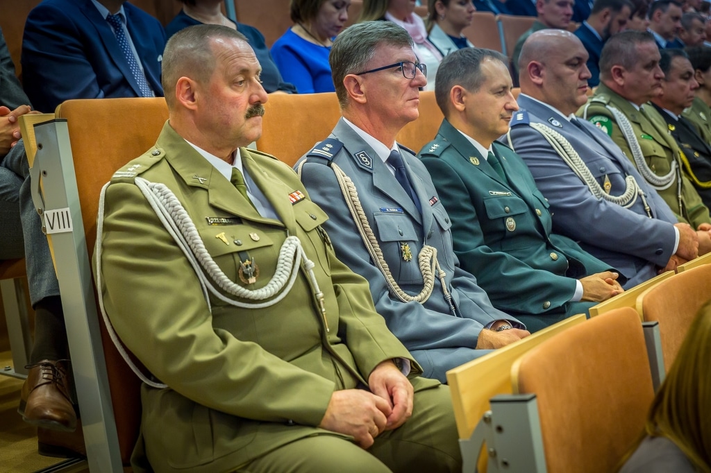 Inauguracja 2018/2019: Oficerowie w mundurach siedzą w sali.