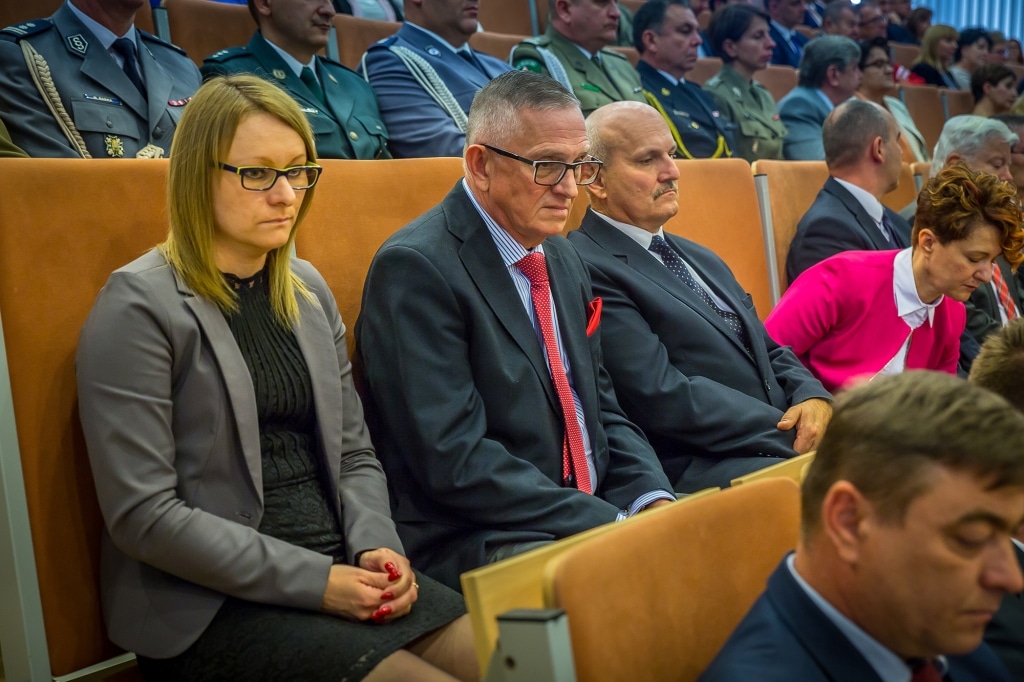 Uczestnicy inauguracji roku akademickiego 2018/2019 siedzą w rzędach.