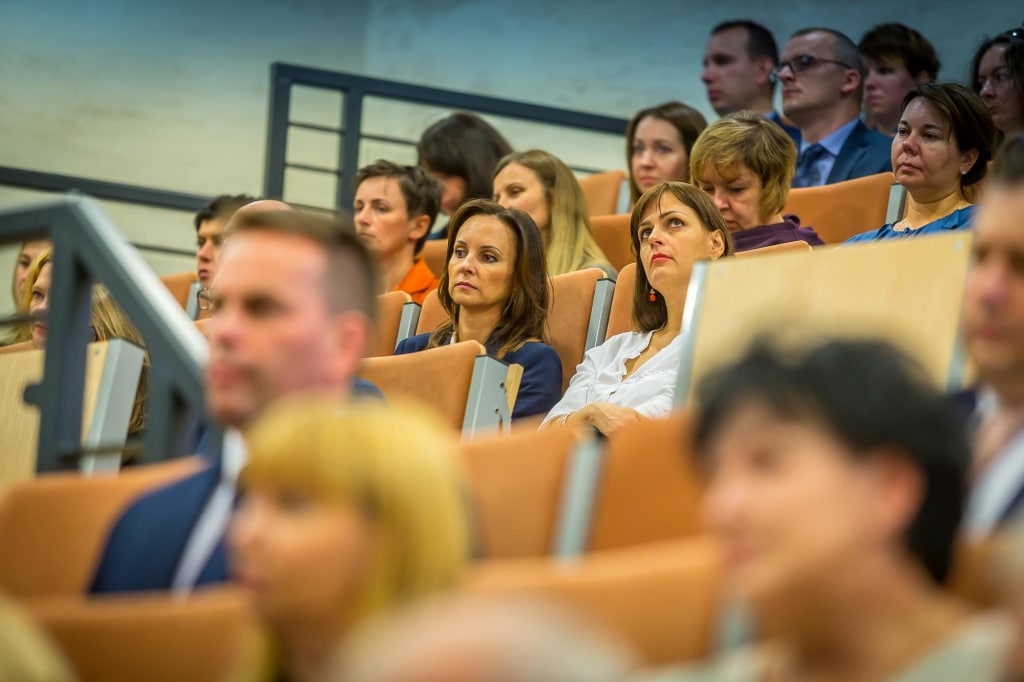 Uczestnicy inauguracji roku akademickiego 2018/2019 siedzą na widowni.
