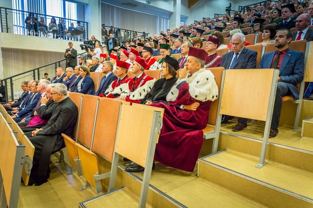 Uroczysta inauguracja roku akademickiego 2018/2019 w auli, z udziałem profesorów w togach.