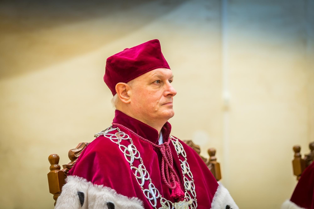 Profesor w togach akademickich podczas Inauguracji 2018/2019