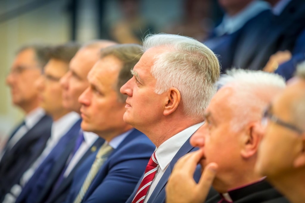 Mężczyźni w garniturach podczas inauguracji 2018/2019