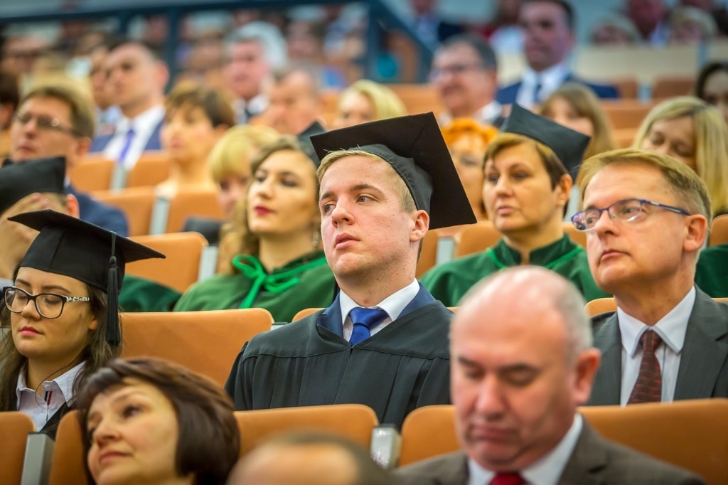 Inauguracja 2018/2019: studenci i wykładowcy w togach i biretach