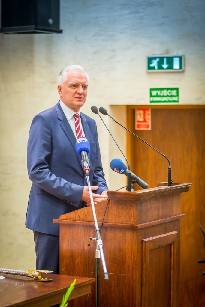 Mężczyzna w garniturze przemawia przy mównicy podczas Inauguracji 2018/2019