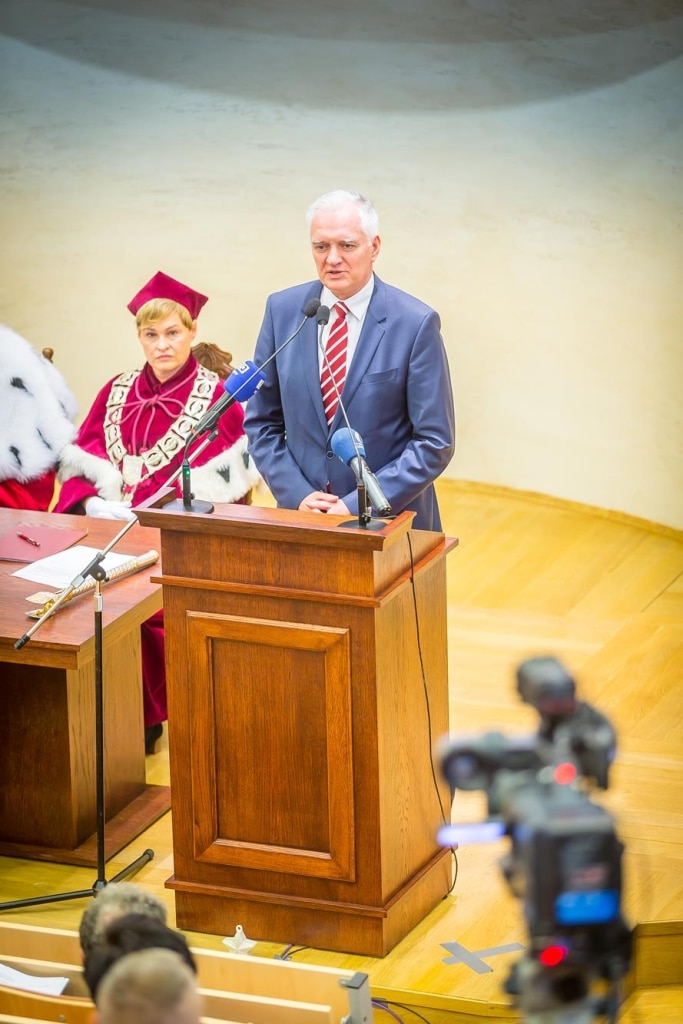 Mężczyzna w garniturze przemawia przy mównicy podczas inauguracji roku akademickiego 2018/2019