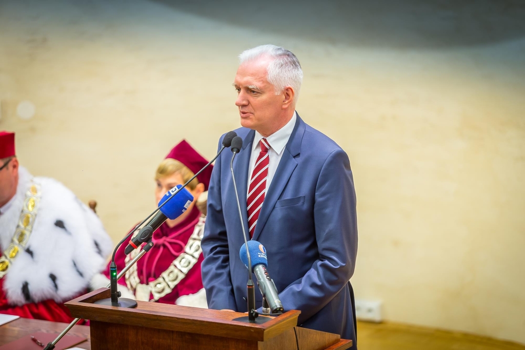 Mężczyzna w garniturze przemawia podczas Inauguracji 2018/2019