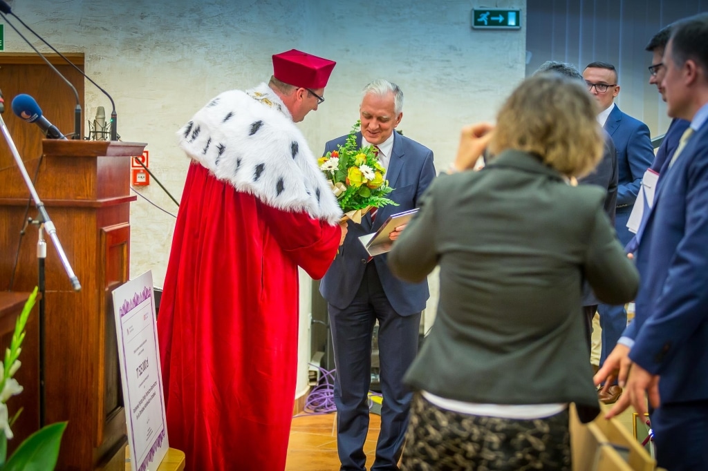 Uroczystość Inauguracji 2018/2019: wręczenie kwiatów rektorowi w todze