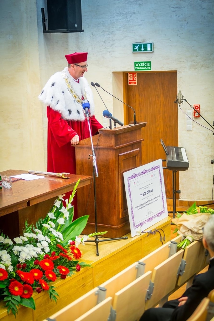 Inauguracja 2018/2019: Rektor w todze przemawia przy mównicy