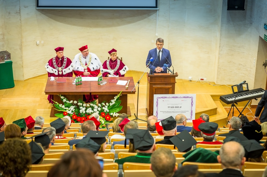 Uroczysta inauguracja roku akademickiego 2018/2019 z przemawiającym mężczyzną w garniturze.