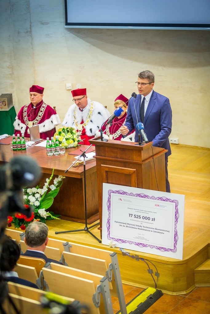 Inauguracja 2018/2019: przemówienie na podium, wręczenie czeku 17 525 000 zł