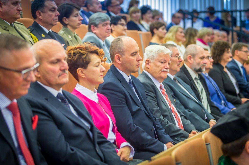 Uczestnicy inauguracji roku akademickiego 2018/2019, w tym studenci i wykładowcy