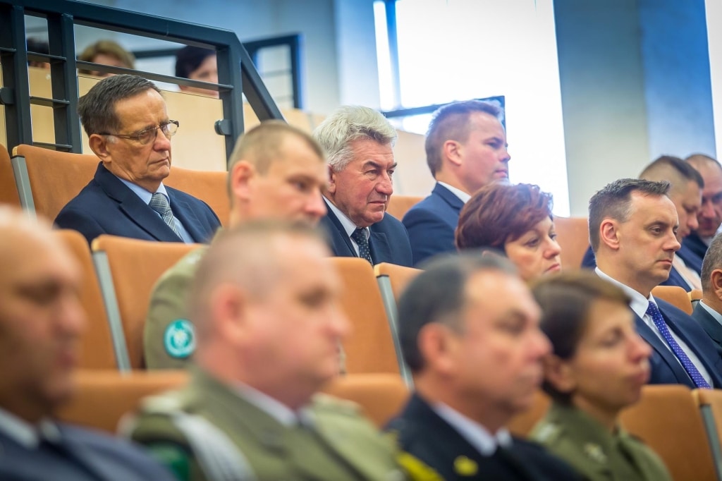 Uroczysta inauguracja roku akademickiego 2018/2019 z udziałem gości w mundurach i garniturach.