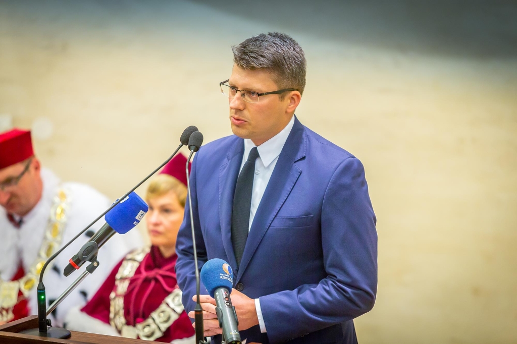 Mężczyzna w garniturze przemawia na Inauguracji 2018/2019