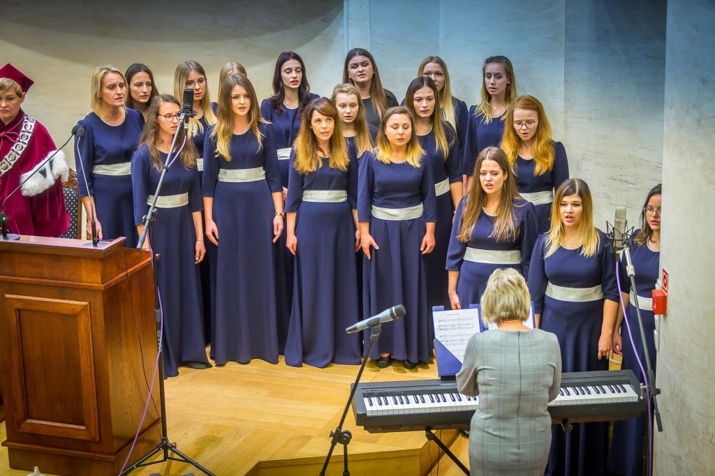 Chór żeński podczas inauguracji roku akademickiego 2018/2019