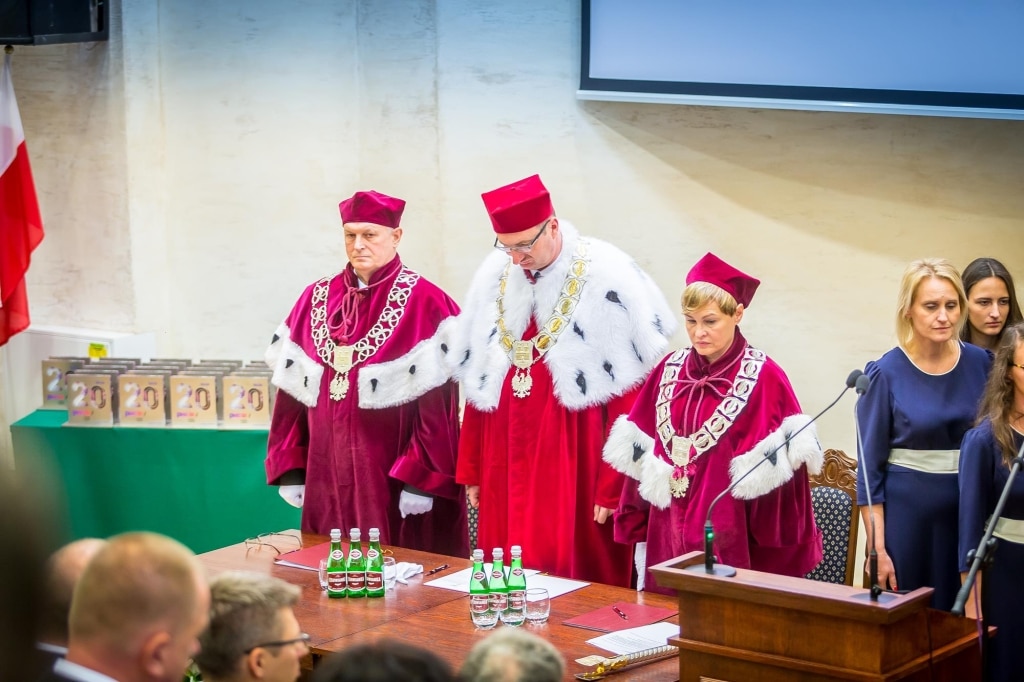 Inauguracja 2018/2019: Uczestnicy w togach akademickich podczas uroczystości.
