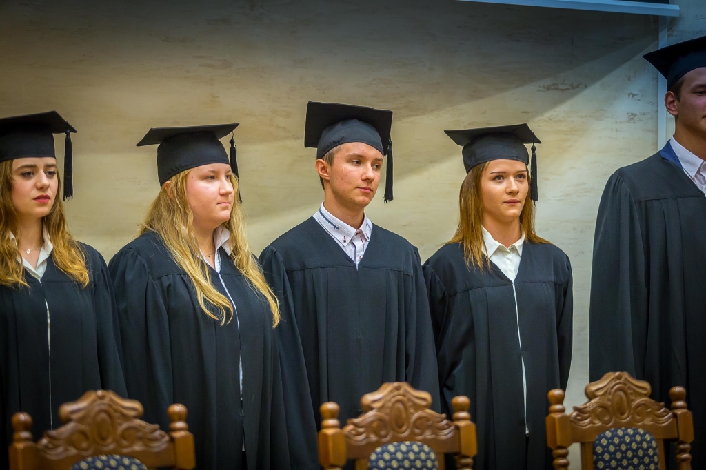 Uroczysta inauguracja roku akademickiego 2018/2019 - studenci w togach i biretach.