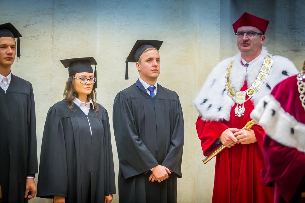 Inauguracja 2018/2019: studenci w togach i profesor w stroju rektorskim.