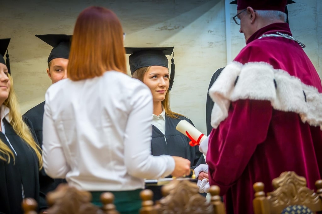 Inauguracja 2018/2019: studentka odbiera dyplom z rąk profesora