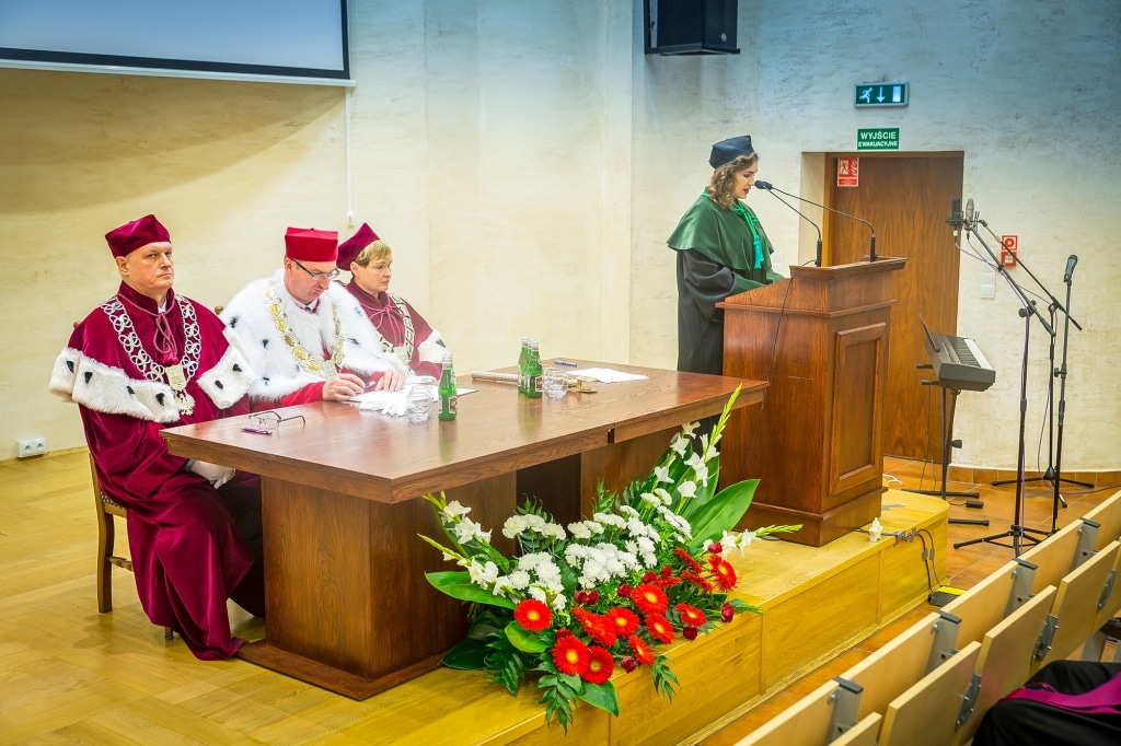 Uroczysta inauguracja roku akademickiego 2018/2019 z przemawiającą kobietą w todze.