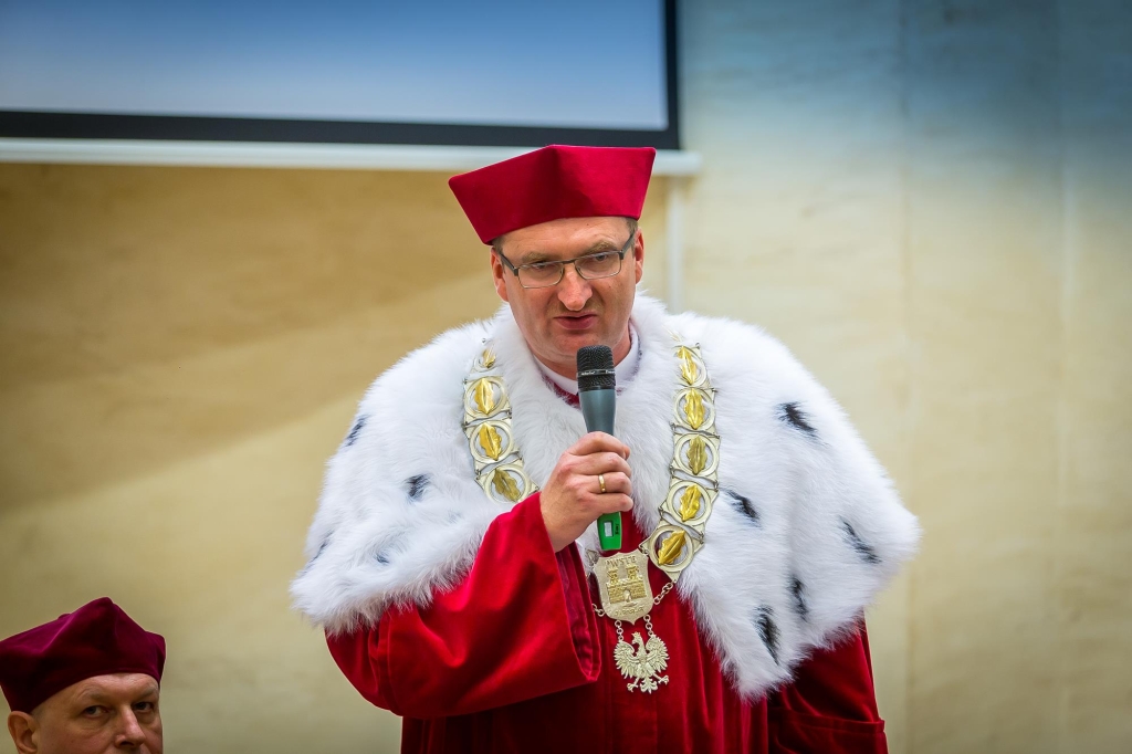 Profesor w todze i birecie podczas Inauguracji Roku Akademickiego 2018/2019