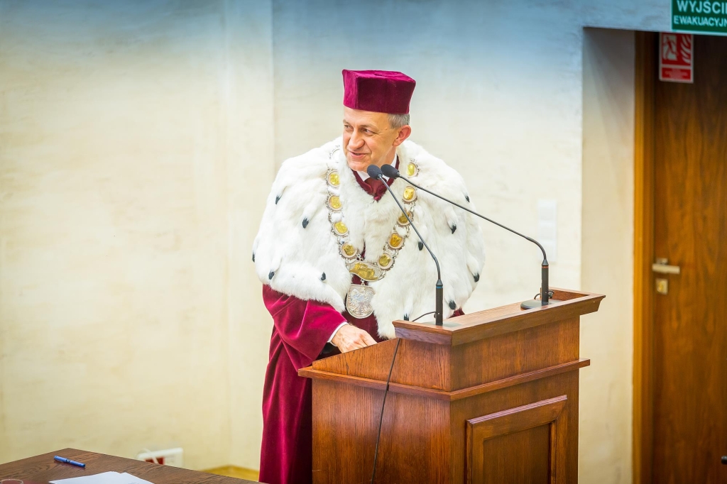 Profesor w todze i łańcuchu akademickim podczas Inauguracji Roku Akademickiego 2018/2019.
