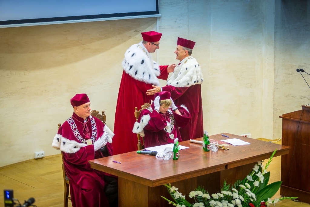 Inauguracja roku akademickiego 2018/2019: profesorowie w togach podczas ceremonii.
