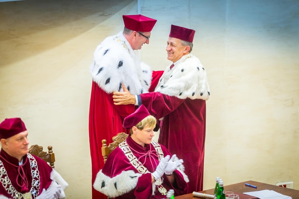 Inauguracja 2018/2019: Rektorzy w togach podczas uroczystości akademickiej