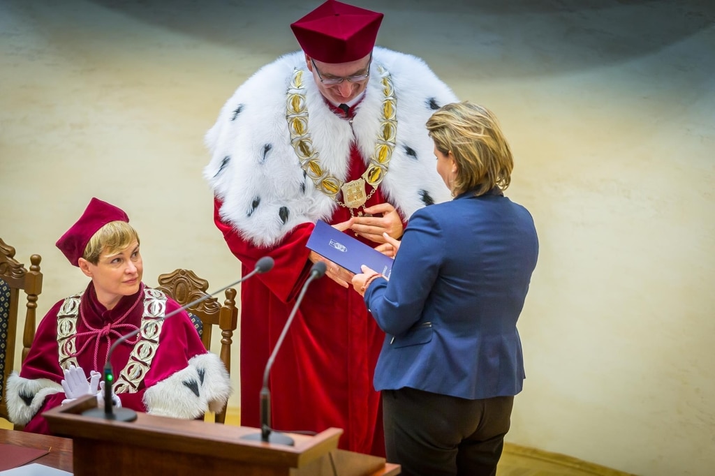 Inauguracja 2018/2019: wręczenie dyplomu podczas uroczystości akademickiej.