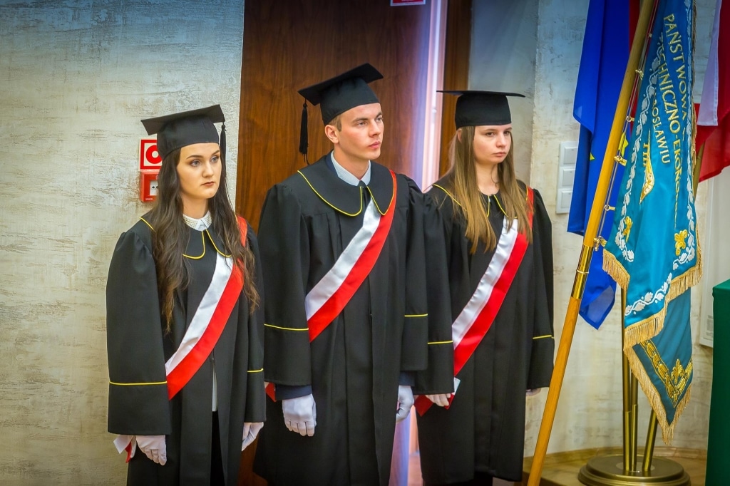 Inauguracja 2018/2019: Trzech studentów w togach akademickich